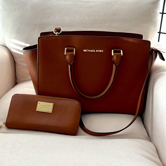 Michael Kors Saffiano Tote - Picture 1 of 13